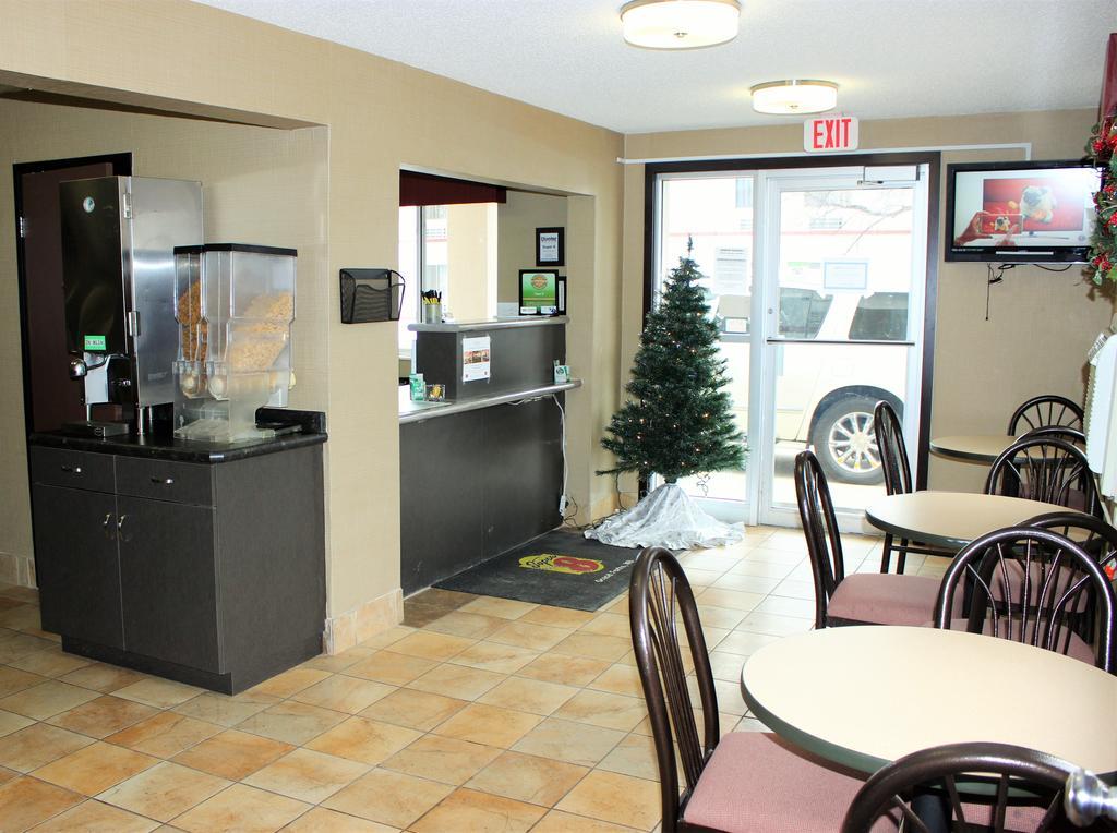 Super 8 By Wyndham Grand Forks Hotell Exteriör bild