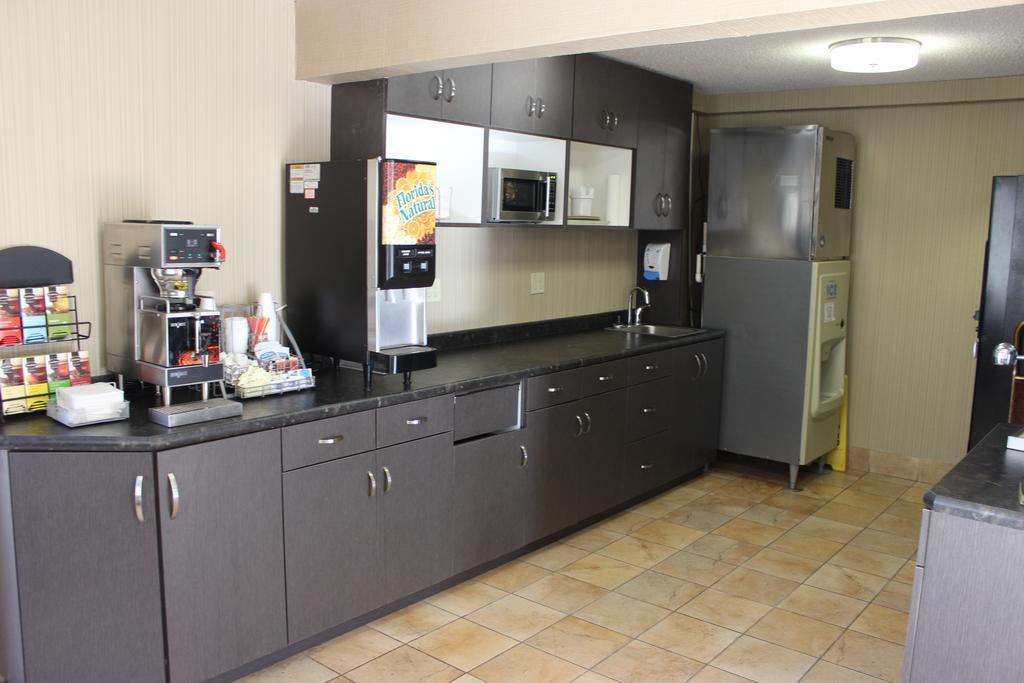 Super 8 By Wyndham Grand Forks Hotell Exteriör bild