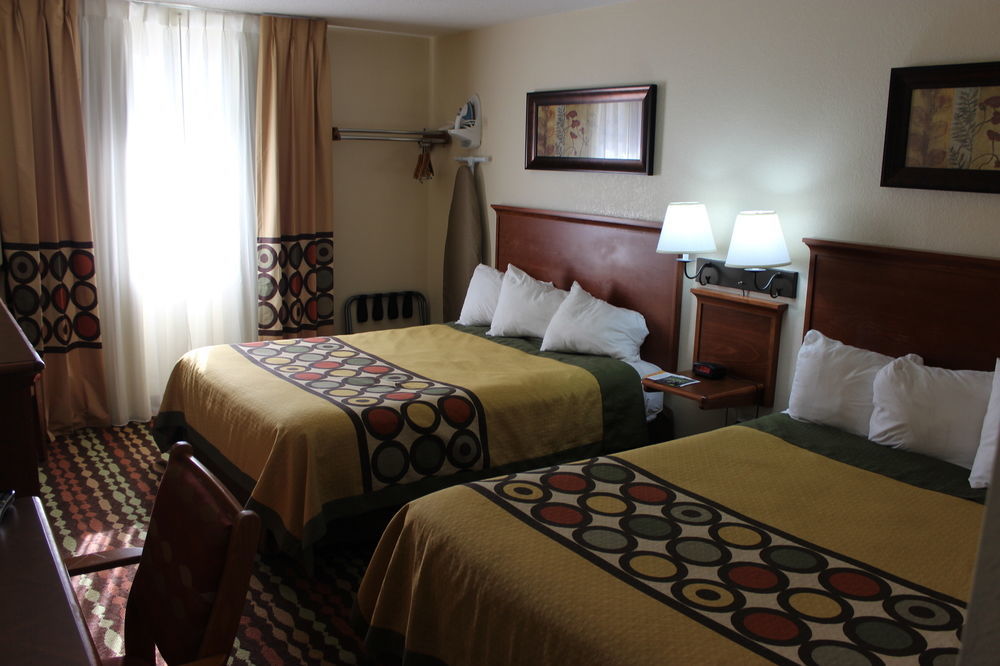 Super 8 By Wyndham Grand Forks Hotell Exteriör bild