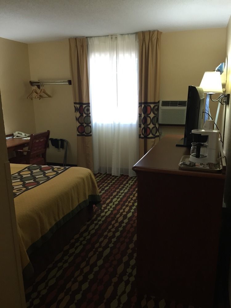 Super 8 By Wyndham Grand Forks Hotell Exteriör bild