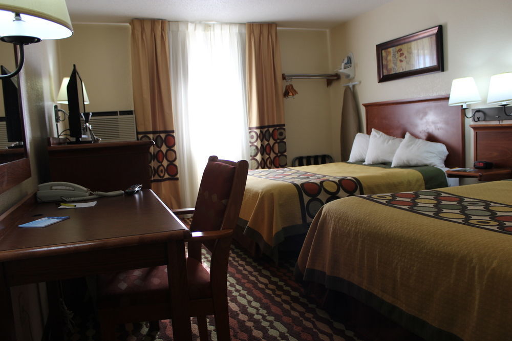 Super 8 By Wyndham Grand Forks Hotell Exteriör bild