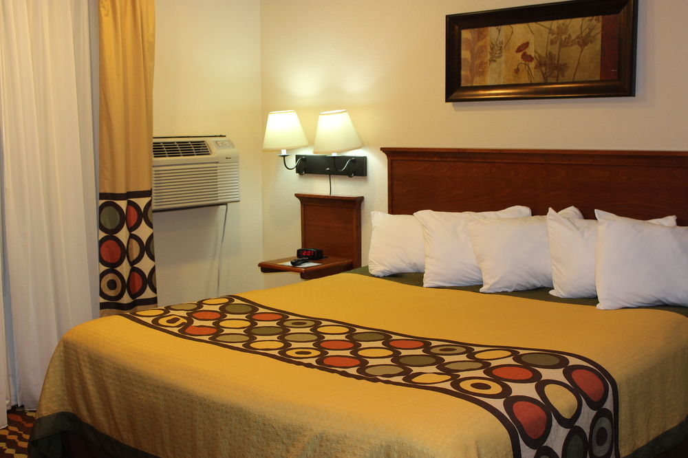 Super 8 By Wyndham Grand Forks Hotell Exteriör bild