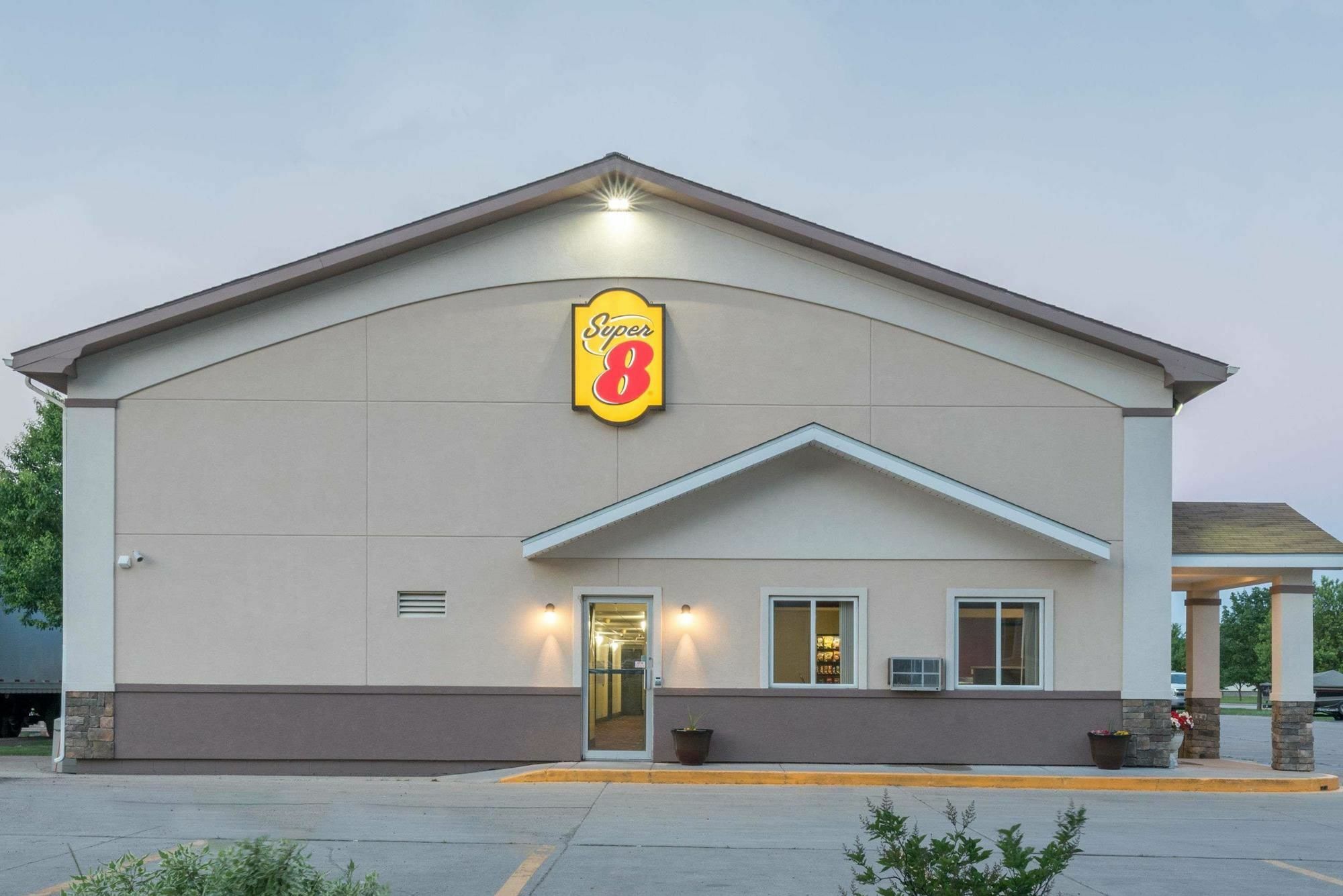Super 8 By Wyndham Grand Forks Hotell Exteriör bild