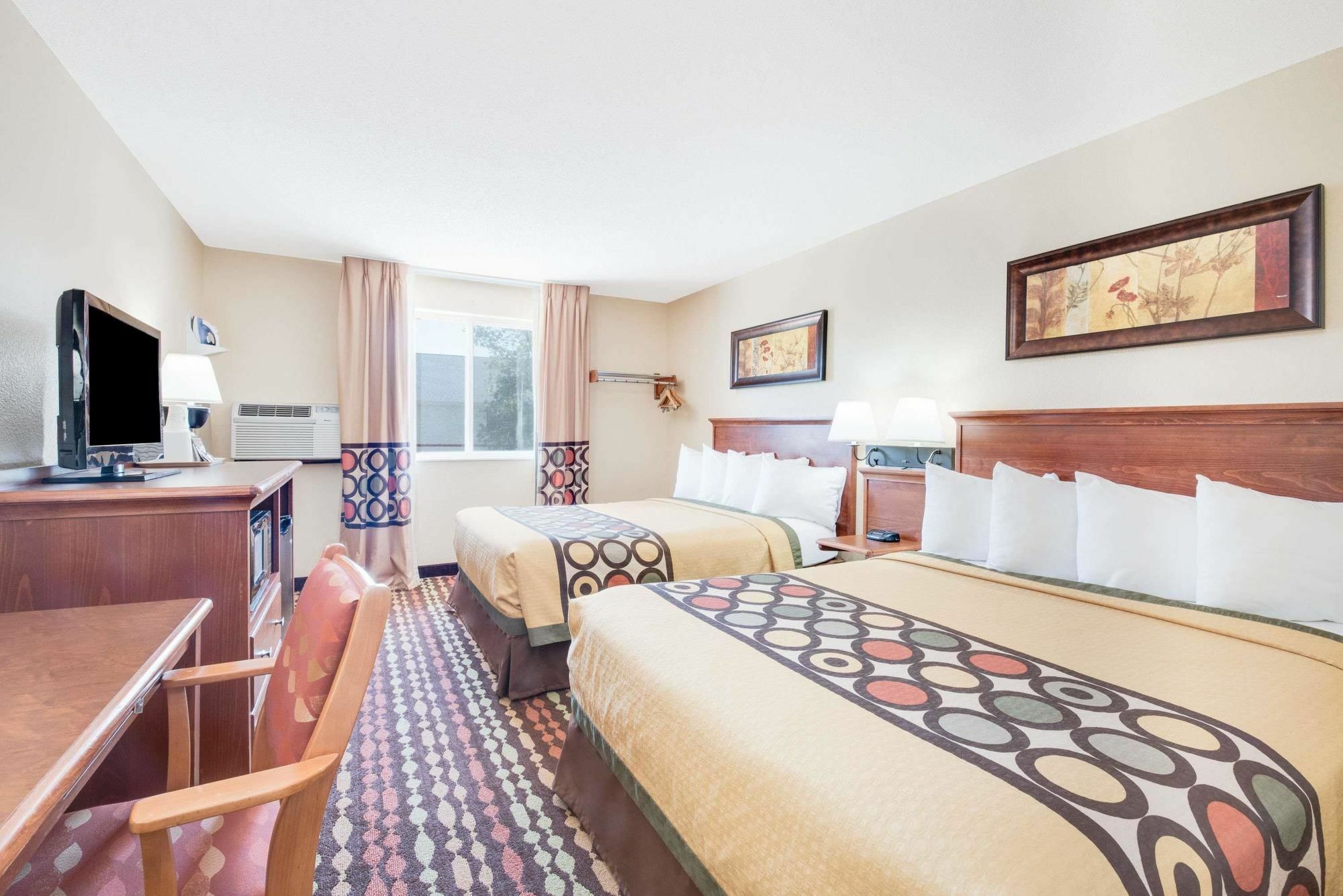 Super 8 By Wyndham Grand Forks Hotell Exteriör bild