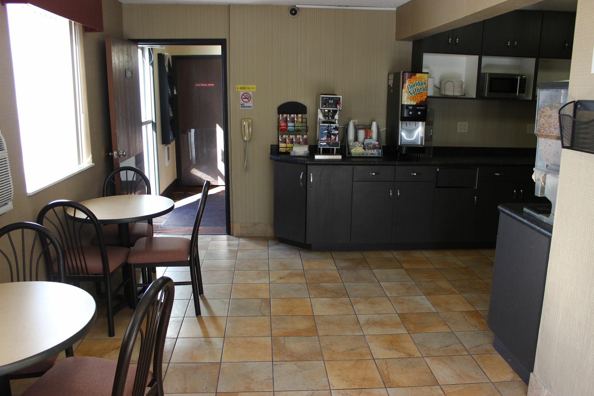 Super 8 By Wyndham Grand Forks Hotell Exteriör bild
